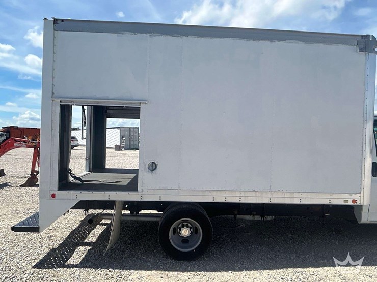 2015-chevrolet-express-4500-image-13