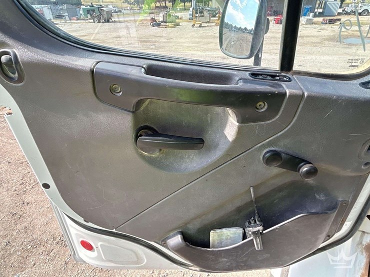 2019-freightliner-m2-106-image-11