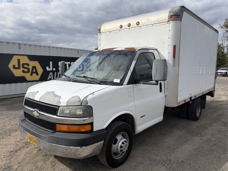 2006-chevrolet-express-box-truck-image-1