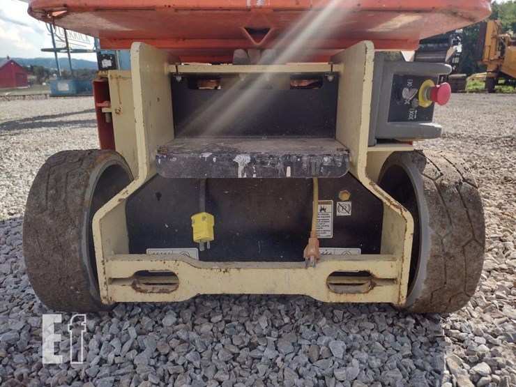 2014-jlg-1230es-image-14