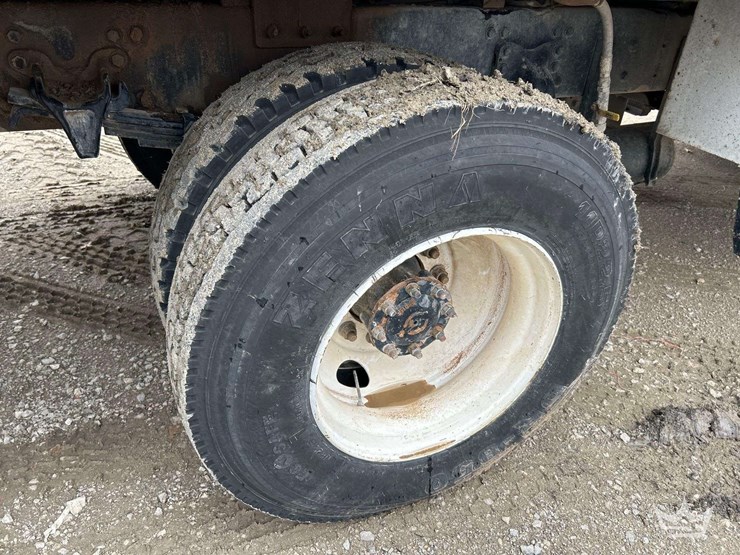 2018-freightliner-m2-106-image-41