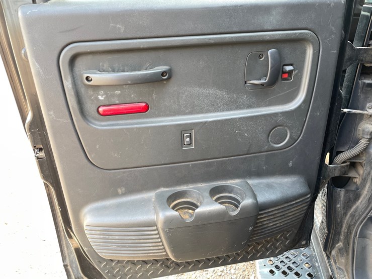 #1460-•-2008-chevrolet-c4500-chipper-truck-(has-mn-title)-image-41