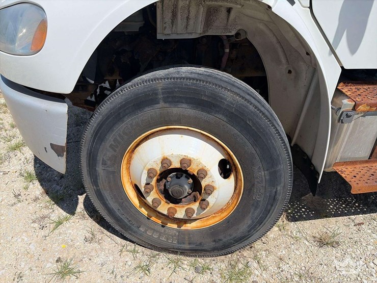 2018-freightliner-m2-106-image-24
