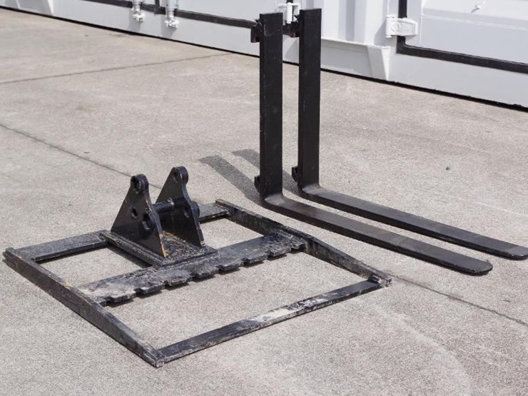 future-1-3ton-mini-excavator-forks,-1"-pin-diameter,-unused-image-1