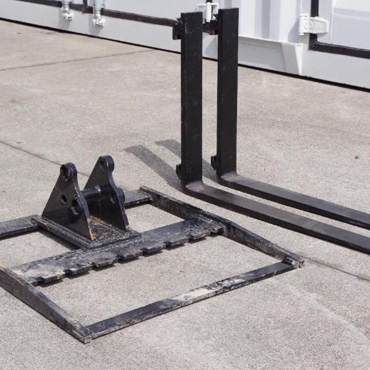 FUTURE 1-3Ton Mini Excavator Forks, 1" Pin Diameter, Unused