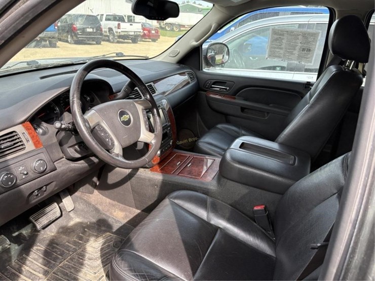 2012-chevrolet-suburban-image-5