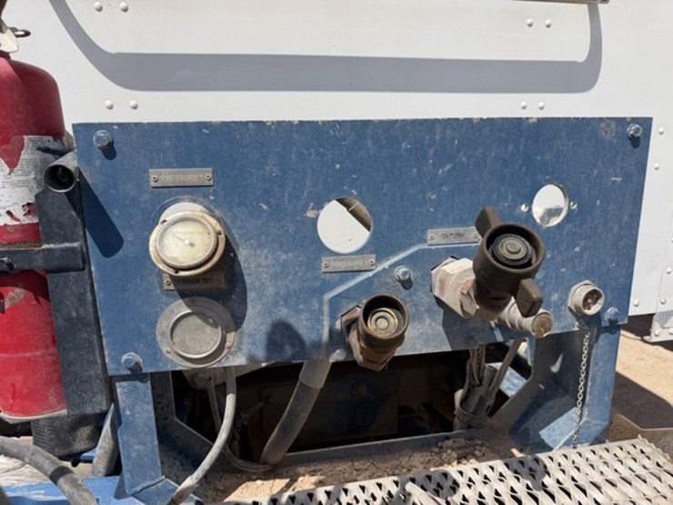 2013-peterbilt-367-image-11