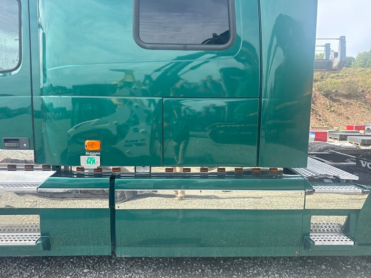 #61464-•-2007-volvo-vnl-sleeper-cab-truck-tractor-image-33