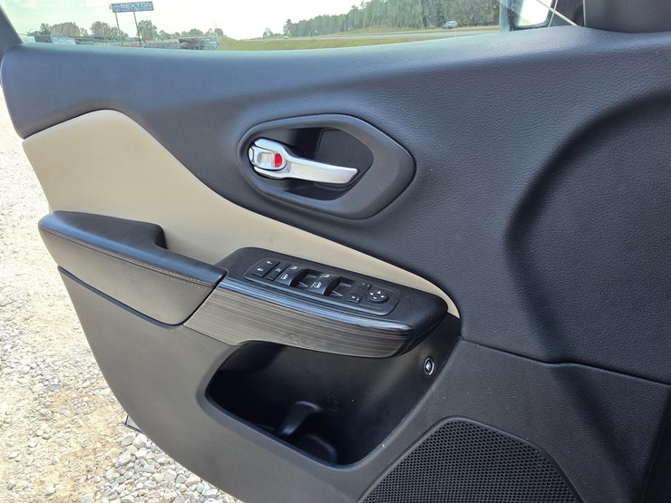 2015-jeep-cherokee-image-46