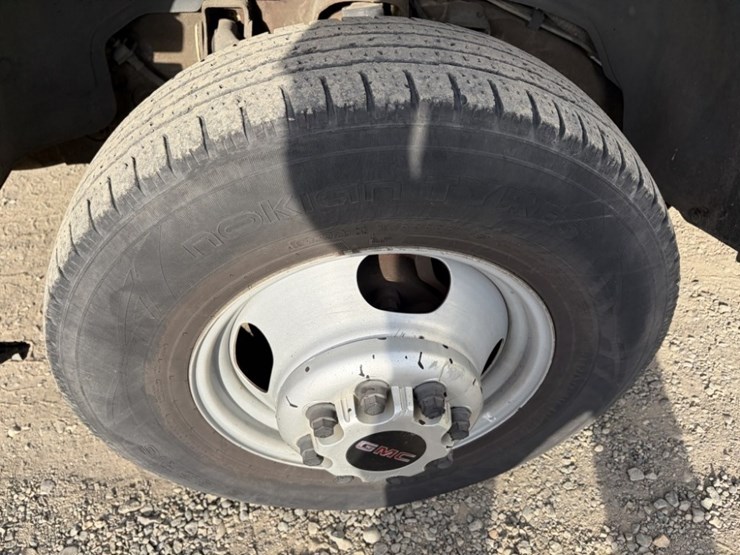 2003-gmc-3500-image-14