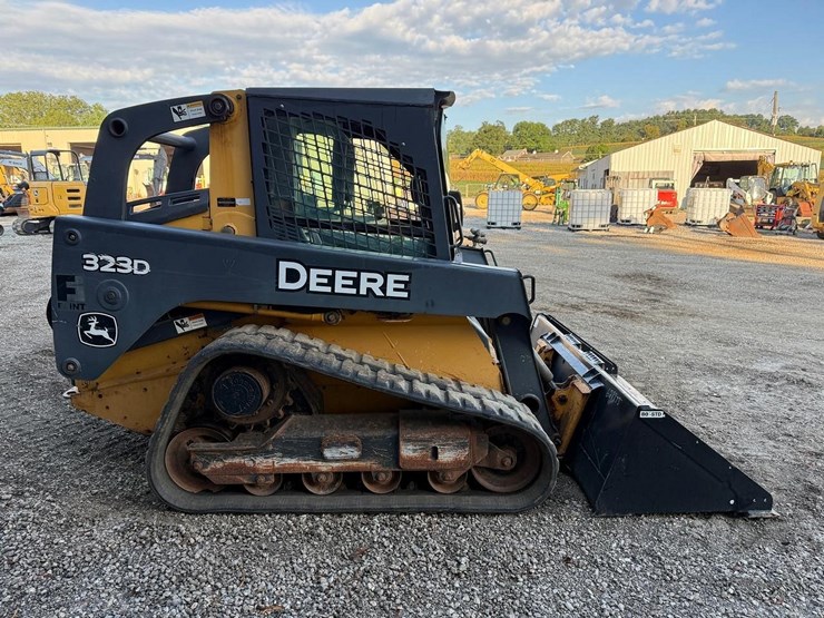 2012-deere-323d-image-5