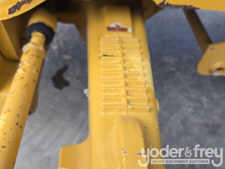 2019-caterpillar-420f2-image-18