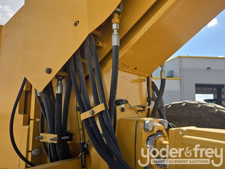 2015-caterpillar-140m3-awd-image-18