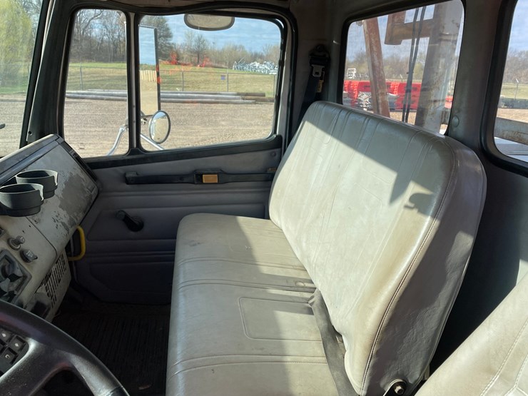 2002-freightliner-fl80-image-49