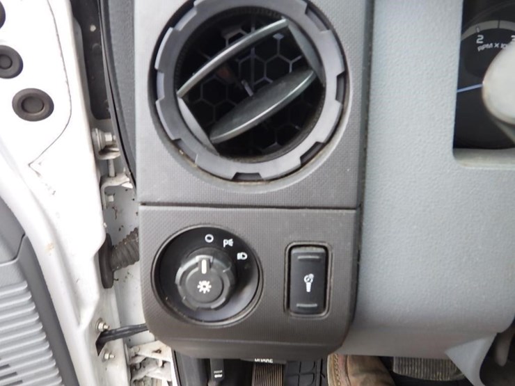 2016-ford-550-image-31