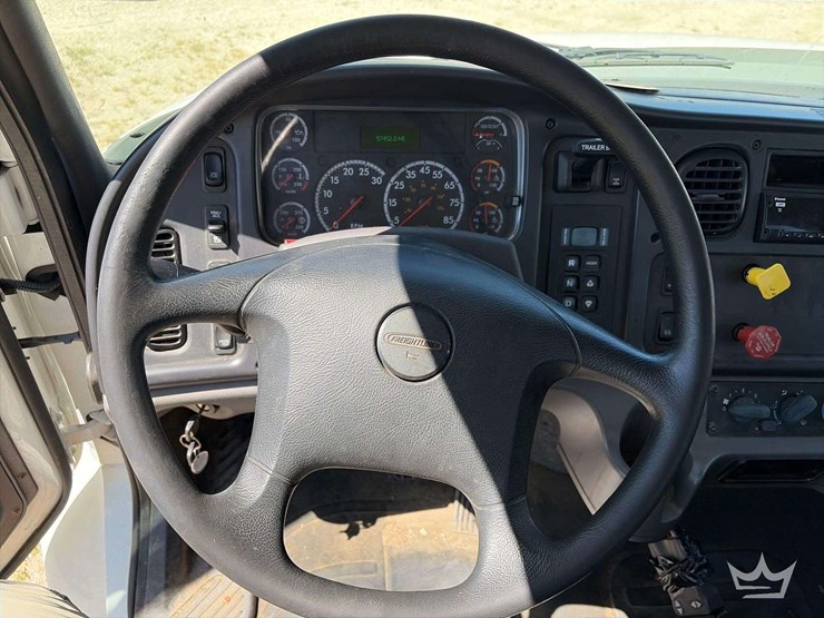 2018-freightliner-m2-106-image-6