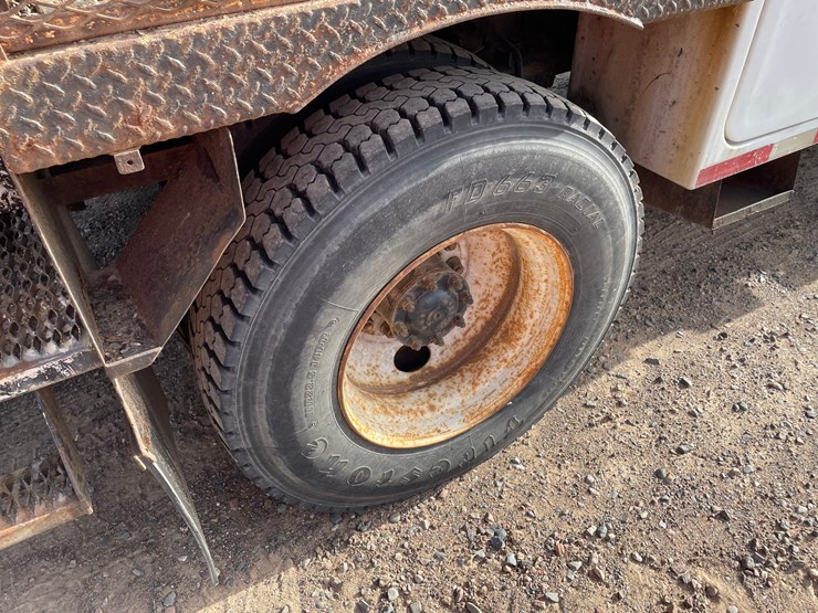 2002-freightliner-fl80-image-11