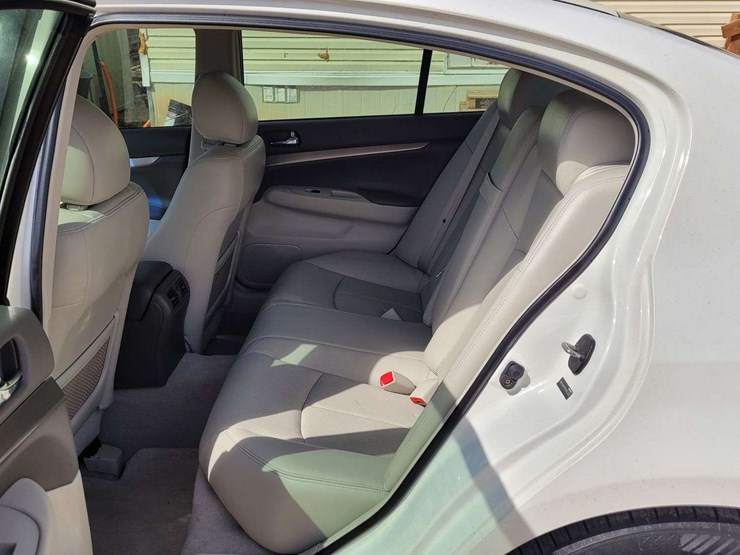 2015-infiniti-q40-sedan-4d-image-10