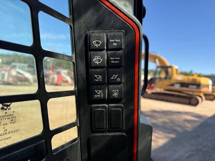 2022-bobcat-t76-image-26