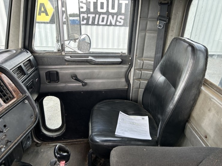 2001-peterbilt-357-image-12