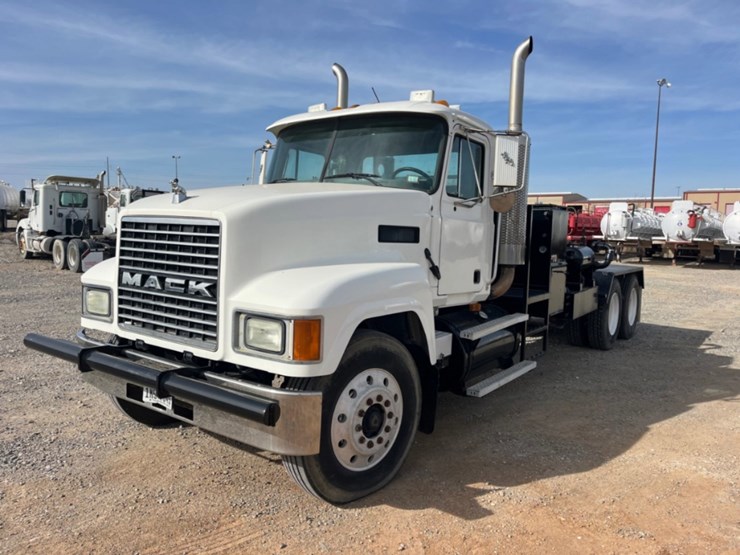 2002-mack-ch613-image-1