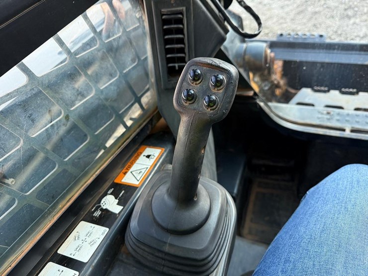 2012-deere-323d-image-22