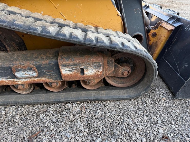 2012-deere-323d-image-14