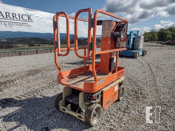 2014-jlg-1230es-image-25