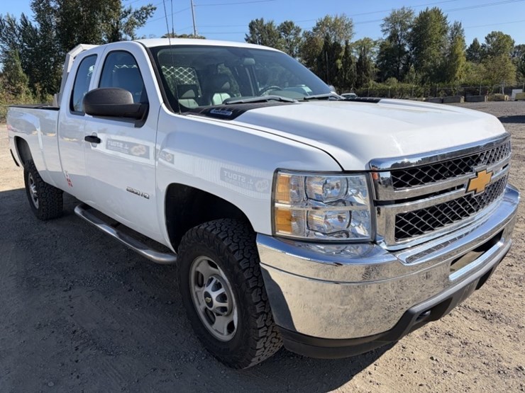 2013-chevrolet-silverado-2500-image-2