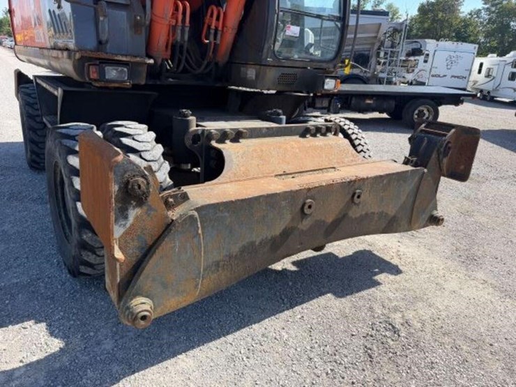 2014-hitachi-zx220w-3-image-25