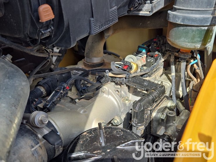 2019-caterpillar-420f2-image-47