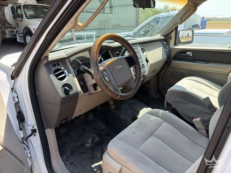 2010-ford-expedition-image-23