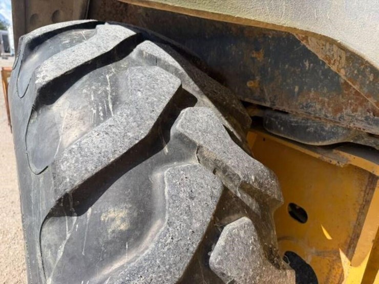 2011-deere-310sj-image-41