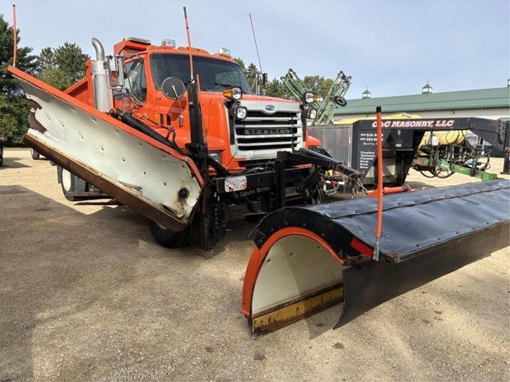 2002-sterling-lt9513-image-2