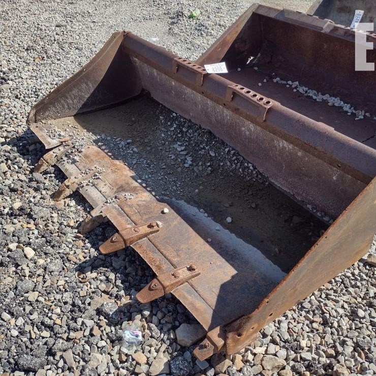 66 INCH TOOTHED SKID LOADER BUCKET