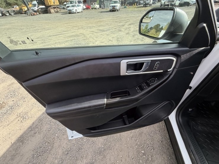 2020-ford-explorer-image-26
