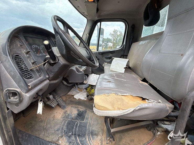 2018-freightliner-m2-106-image-12