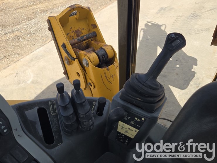 2019-caterpillar-420f2-image-57