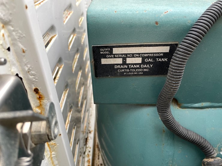 #1466-•-2003-chevrolet-c7500-fuel-and-lube-truck-(has-wy-title)-image-26