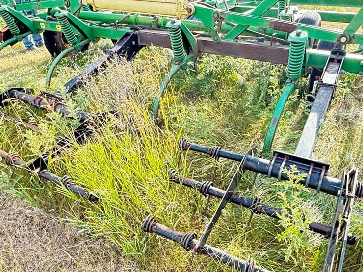 john-deere-chisel-plow-image-3
