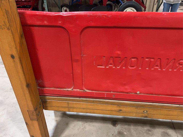 custom-international-harvester-tailgate-bench-image-15