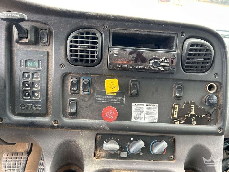 2018-freightliner-m2-106-image-16