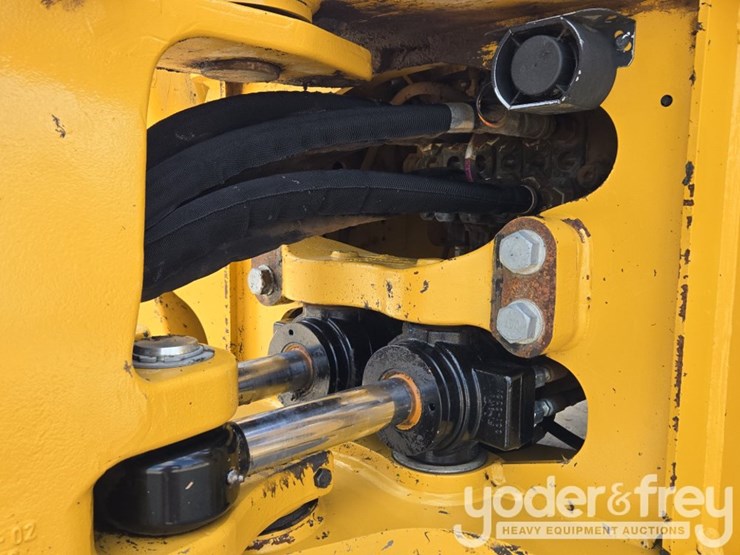 2019-caterpillar-420f2-image-36