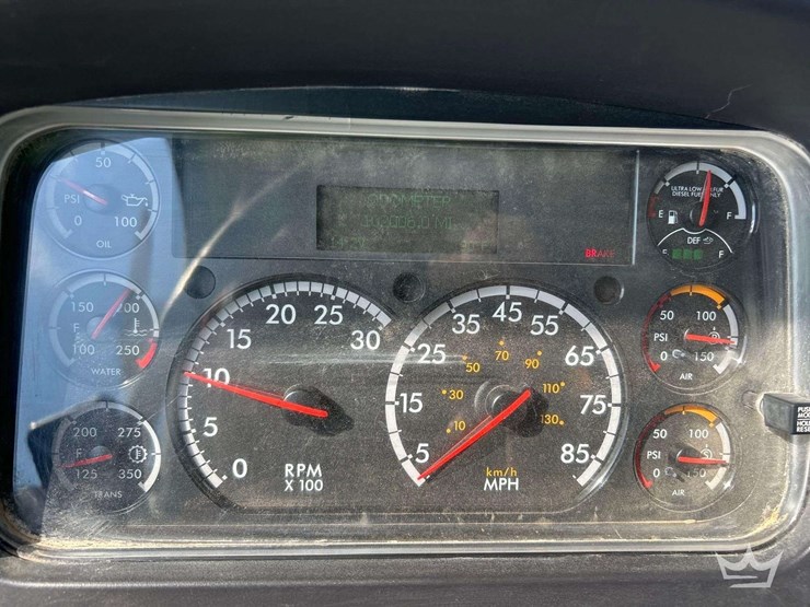 2019-freightliner-m2-106-image-13