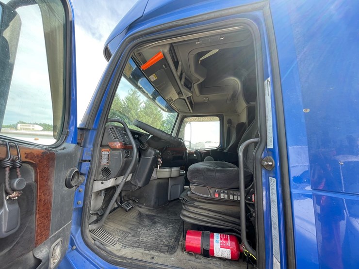#1465-•-2007-volvo-ds-999-sleeper-cab-truck-tractor-(has-mn-title)-image-19