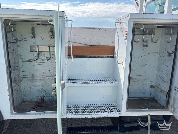2019-freightliner-m2-106-image-31