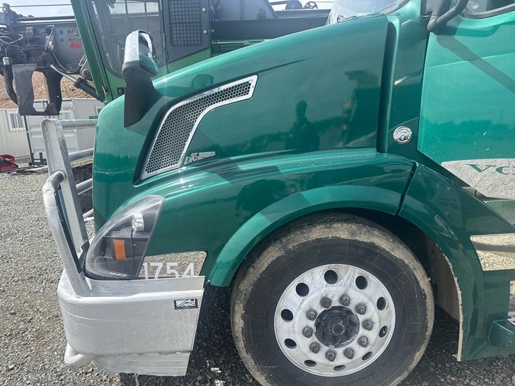 #61464-•-2007-volvo-vnl-sleeper-cab-truck-tractor-image-29