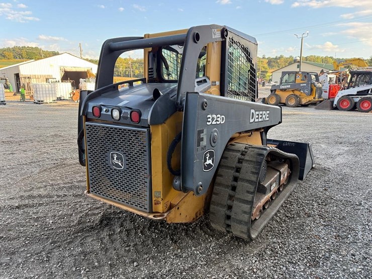 2012-deere-323d-image-4
