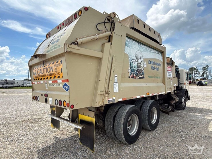 2014-peterbilt-320-image-3