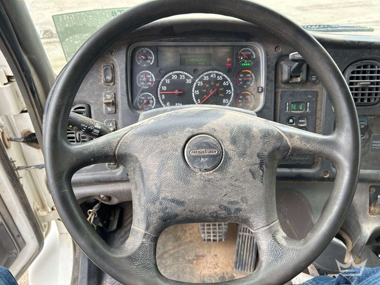 2018-freightliner-m2-106-image-14